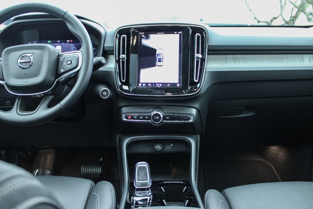 Used 2025 Volvo XC40 B5 Plus image 18