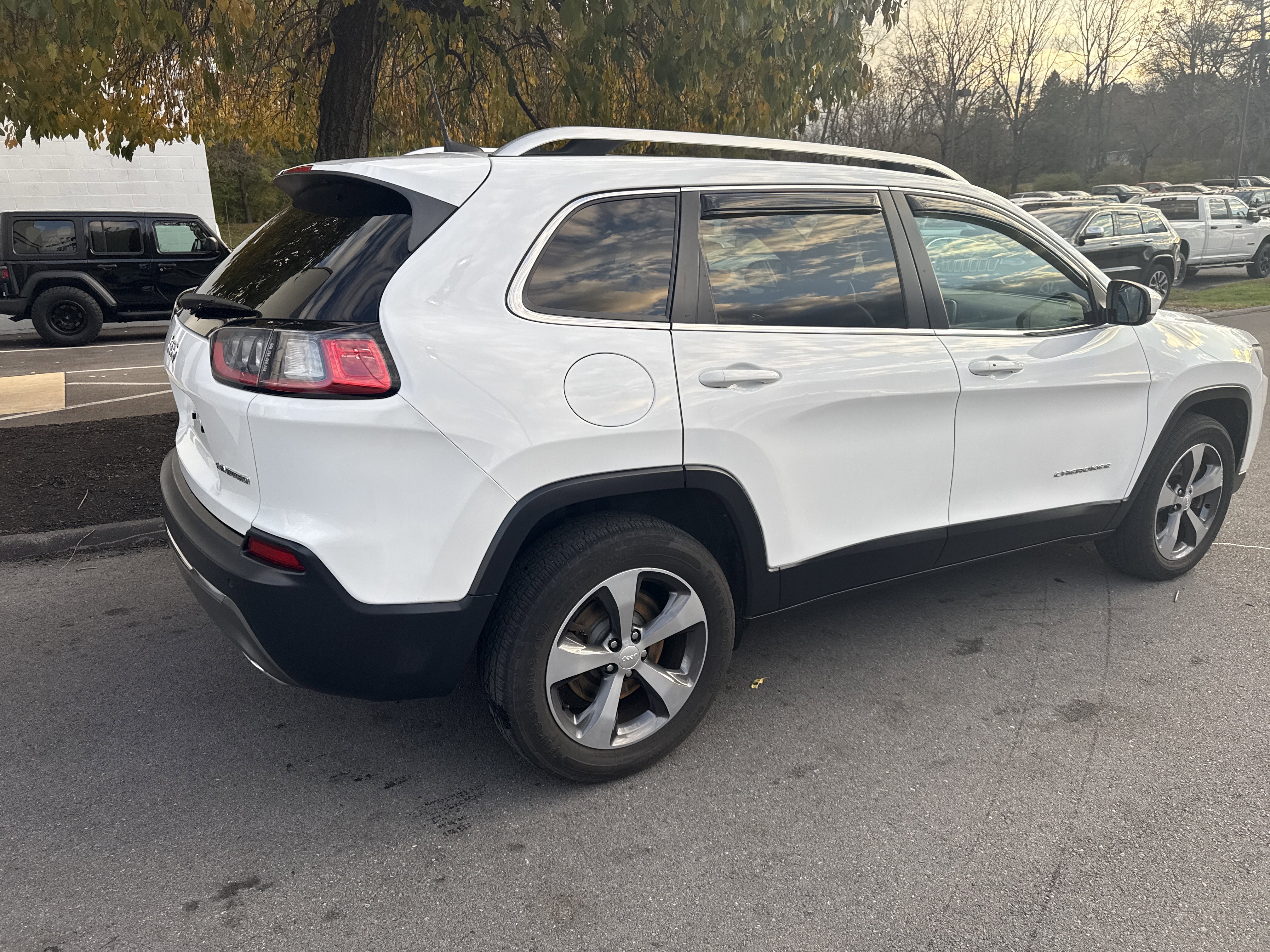 Used 2019 Jeep Cherokee Limited video 3