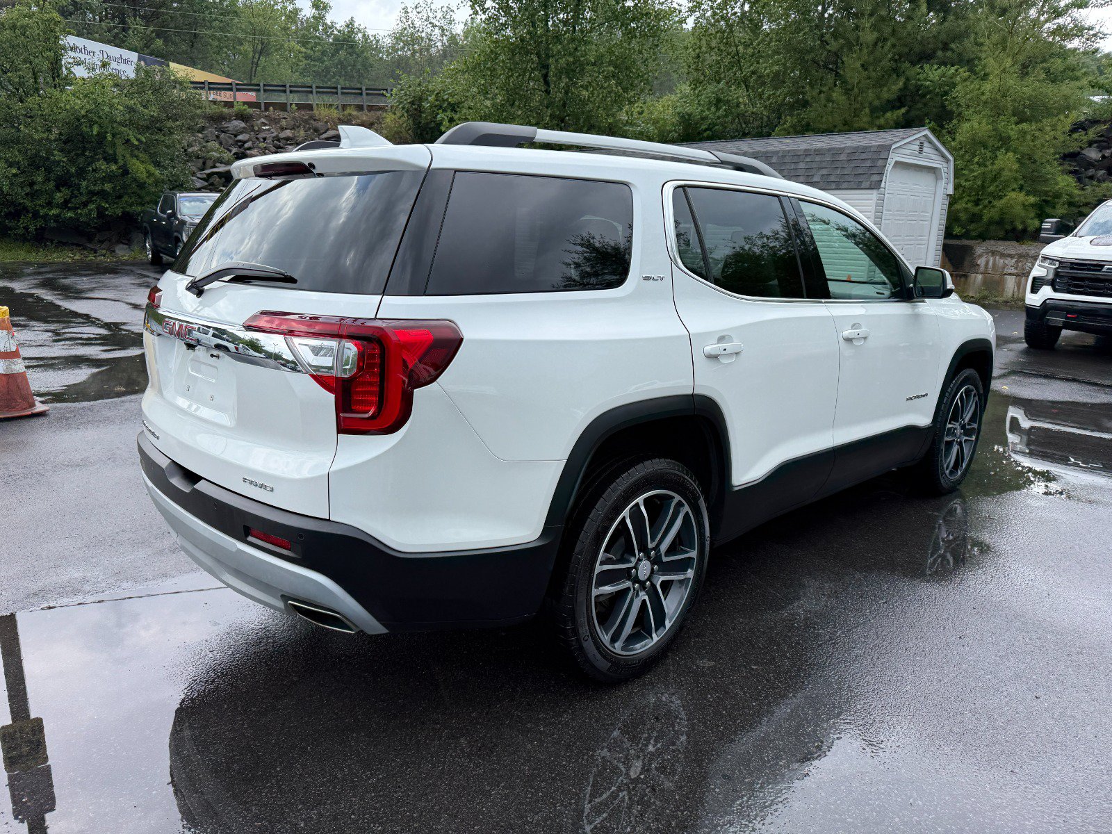 Used 2023 GMC Acadia SLT w/ Preferred Package AWD/4WD image 5