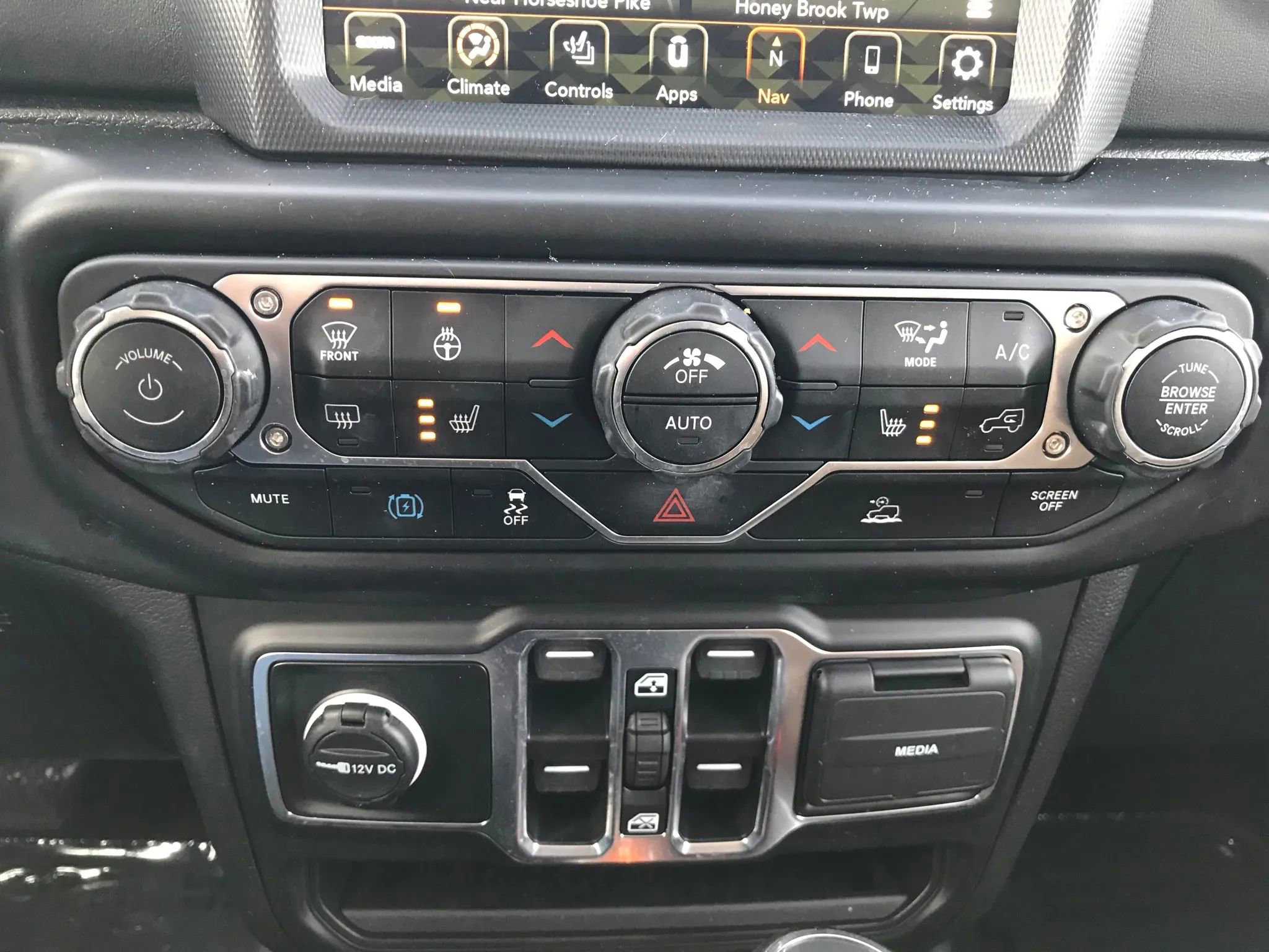Used 2023 Jeep Wrangler Unlimited Sahara w/ Cold Weather Group image 27