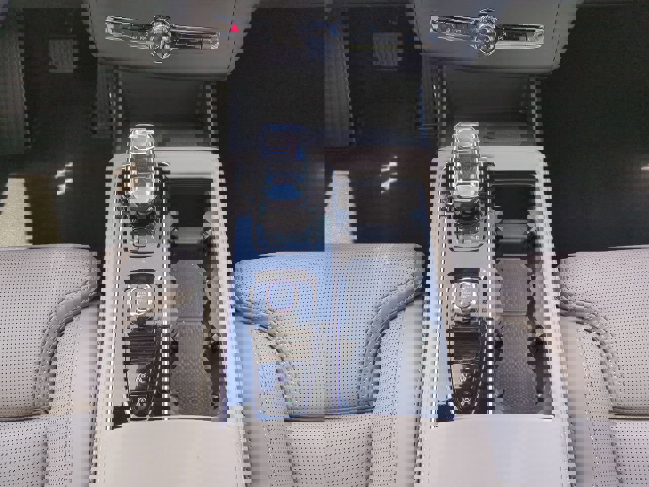 New 2025 Volvo XC90 B6 Ultra w/ Lounge Package image 17