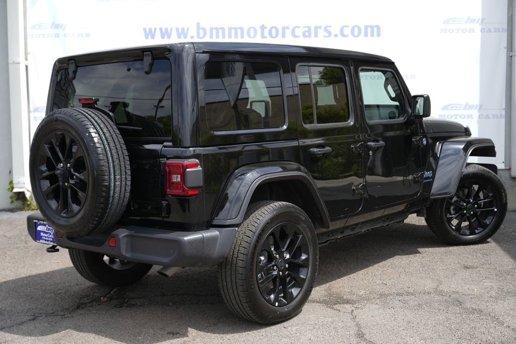 Used 2025 Jeep Wrangler Unlimited Sahara w/ Safety Group AWD/4WD image 3
