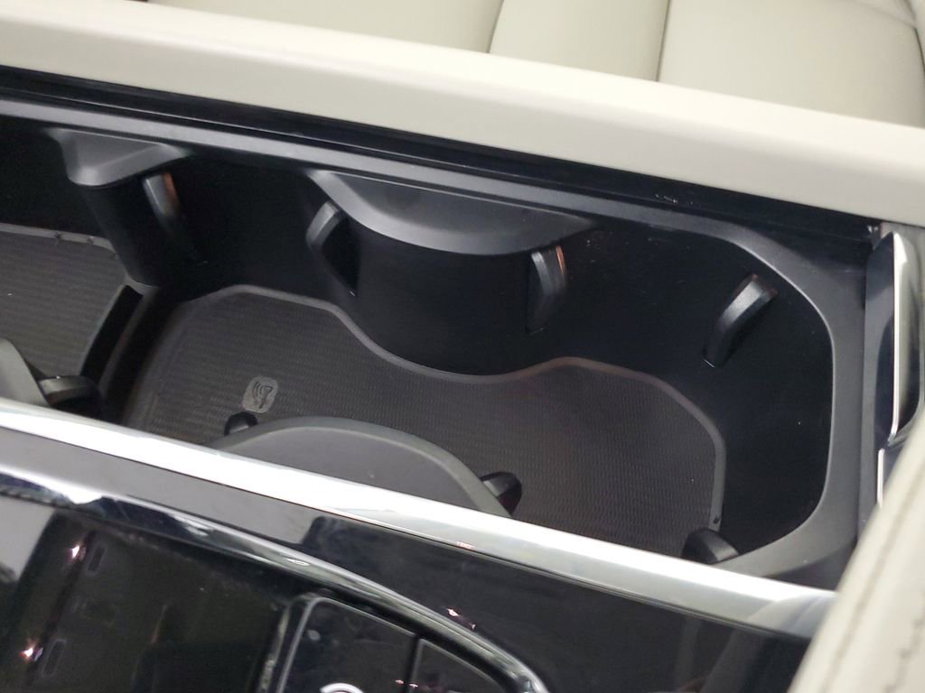 Used 2023 Volvo XC60 B5 Plus image 34