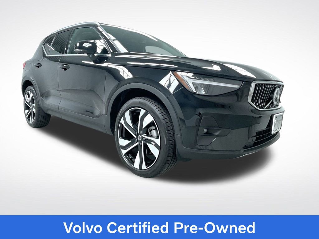 Used 2025 Volvo XC40 B5 Plus image 1
