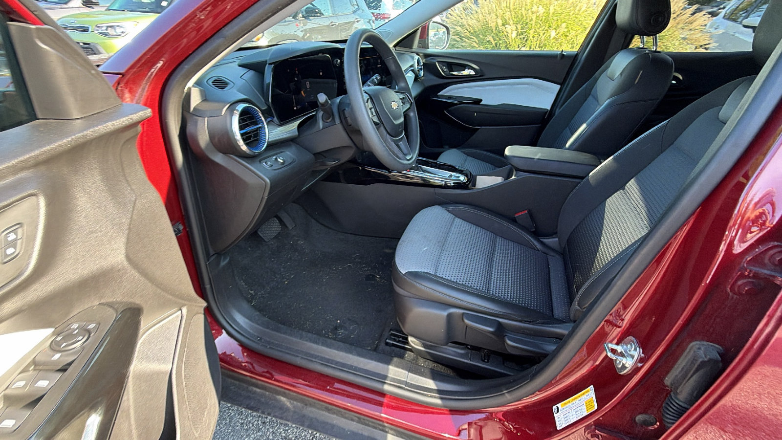 Used 2025 Chevrolet Trax LT FWD image 16