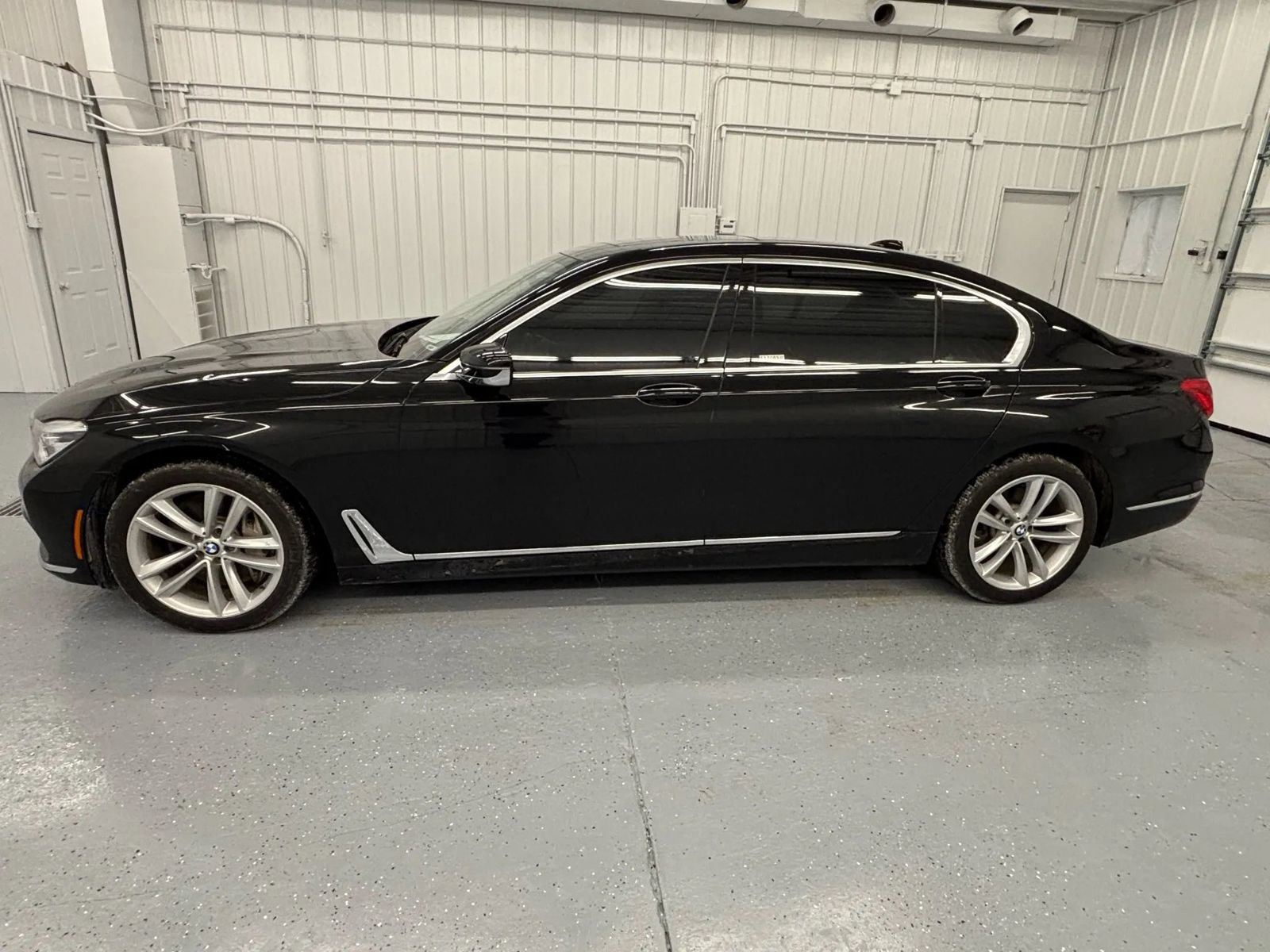 Used 2018 BMW 750i xDrive AWD/4WD image 2