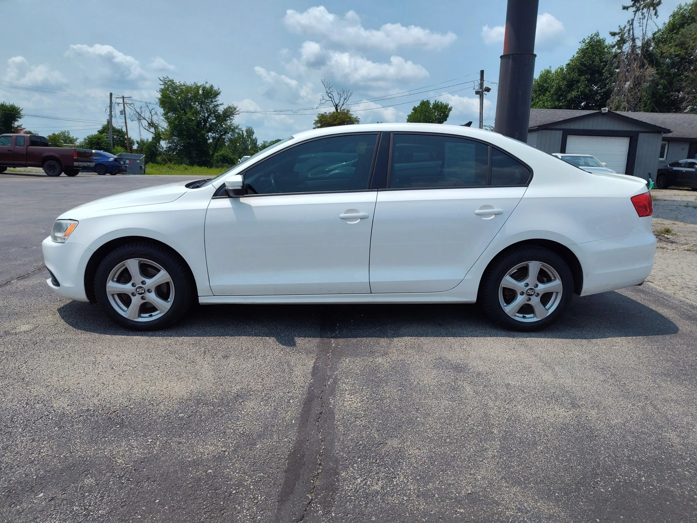 Used 2011 Volkswagen Jetta TDI FWD image 2