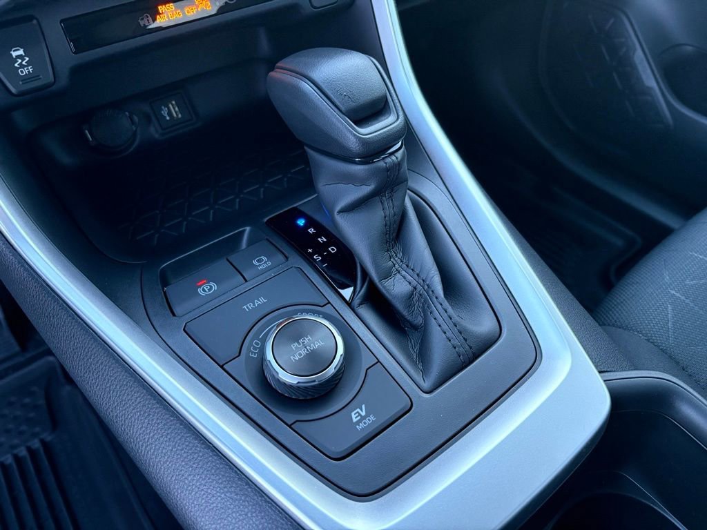 Used 2025 Toyota RAV4 XLE image 19