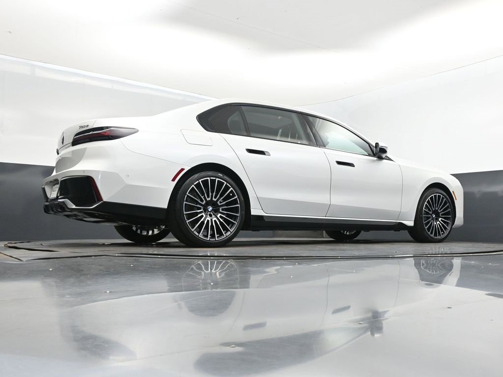 New 2026 BMW 750e xDrive image 23