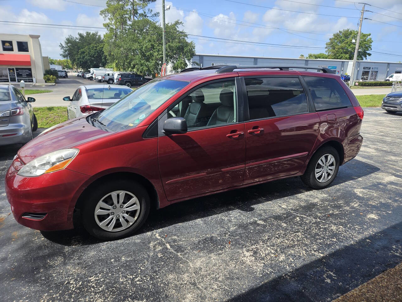 Used 2010 Toyota Sienna LE image 10