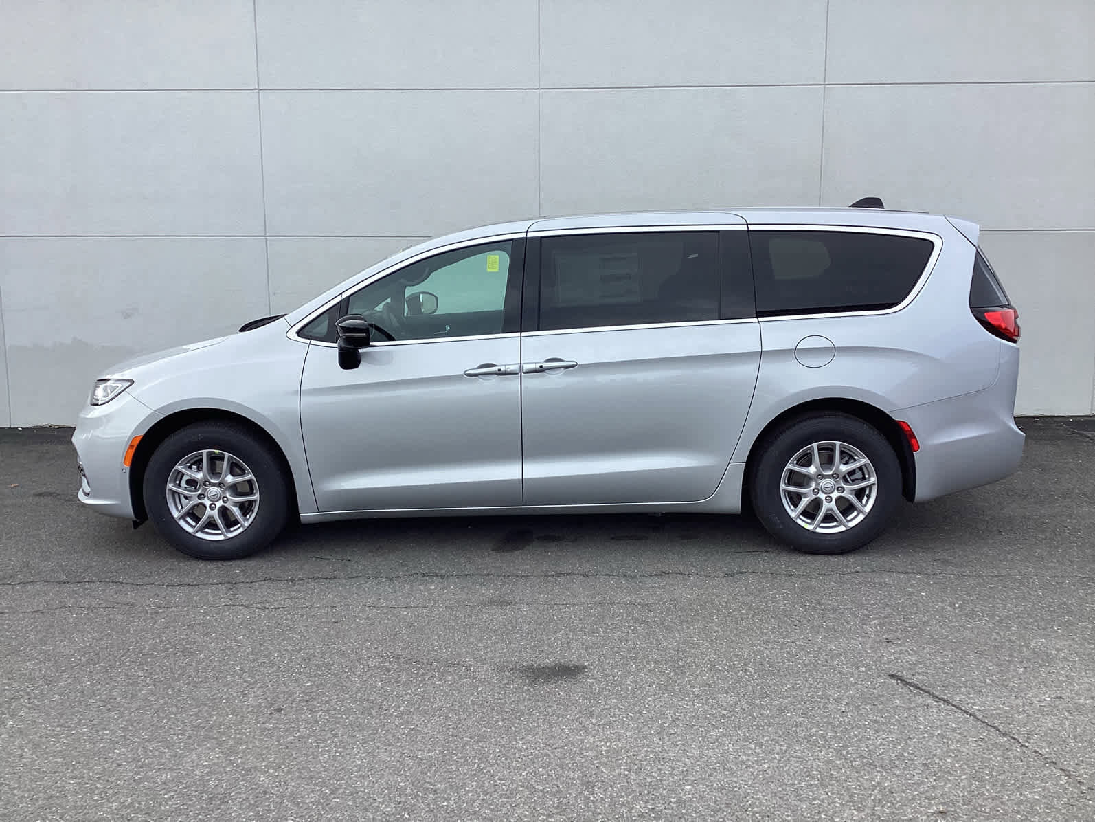 New 2026 Chrysler Pacifica Select image 3