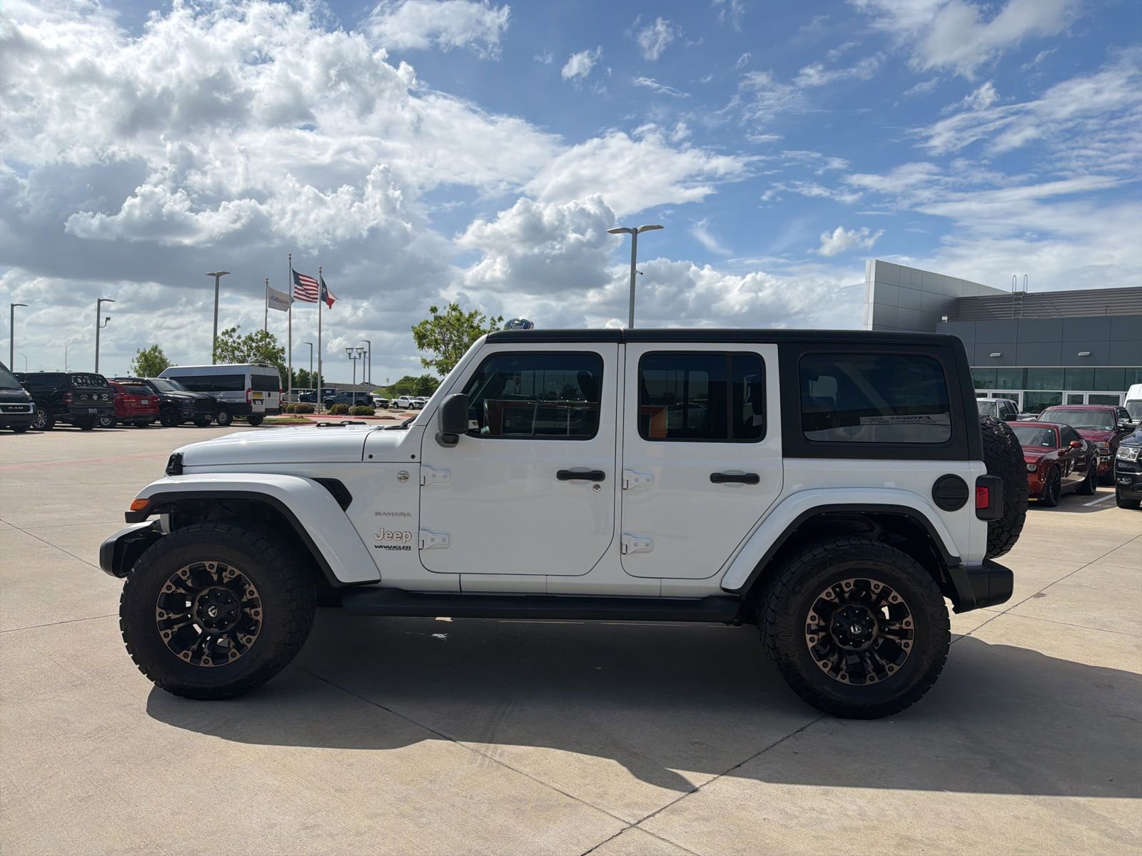 Used 2022 Jeep Wrangler Unlimited Sahara w/ Cold Weather Group image 2