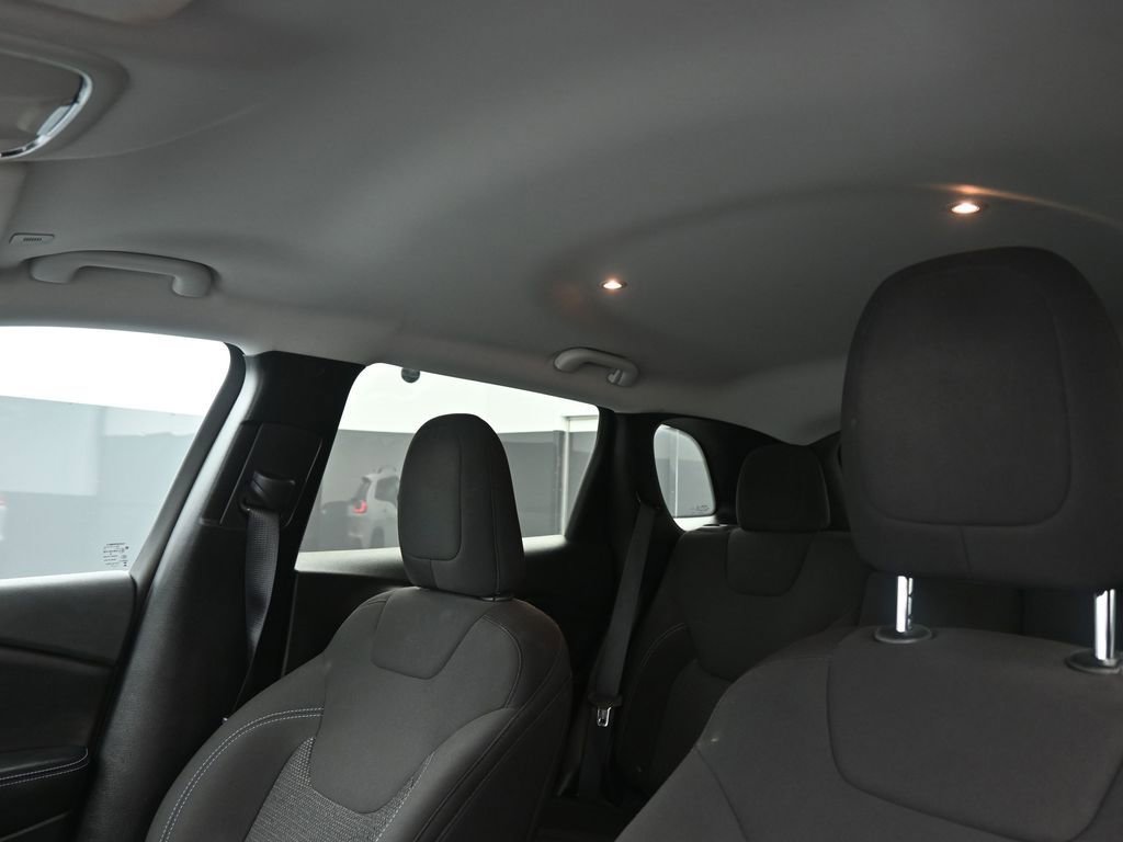 Used 2019 Jeep Cherokee Latitude w/ Popular Appearance Group AWD/4WD image 27