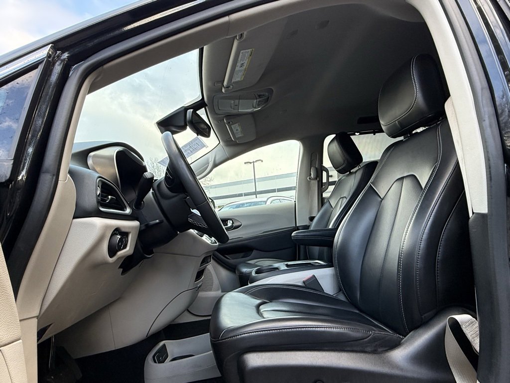 Used 2023 Chrysler Pacifica Touring-L image 33