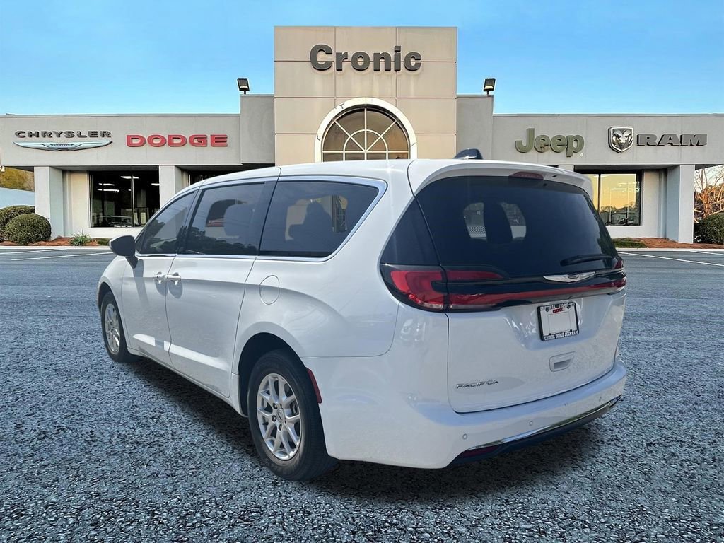 Used 2023 Chrysler Pacifica Touring-L FWD image 7