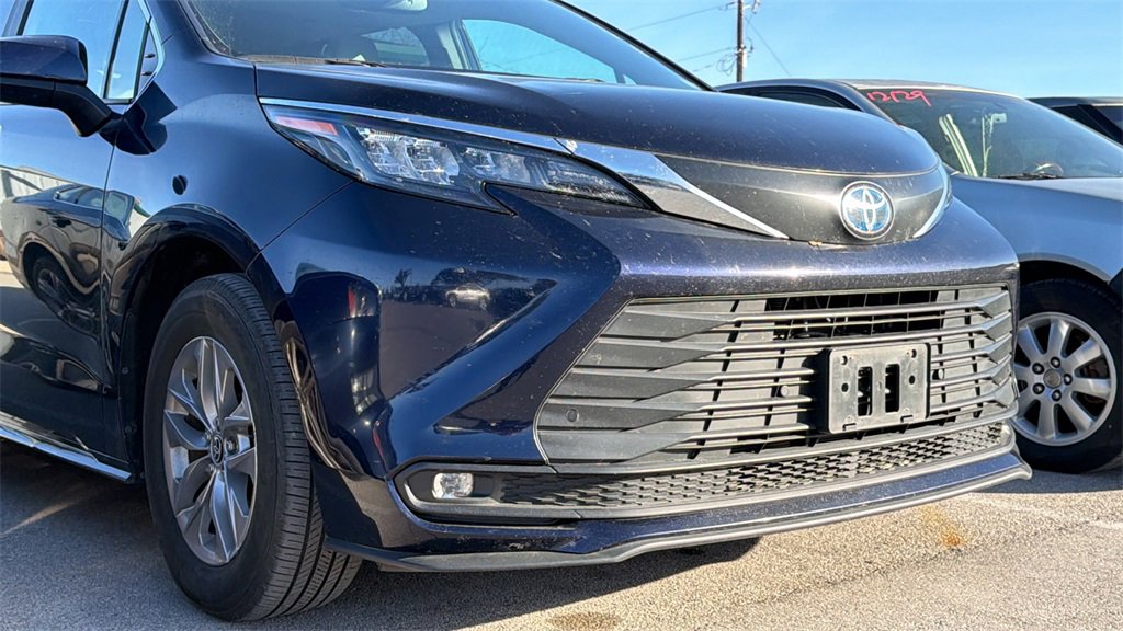Certified 2025 Toyota Sienna XLE image 12