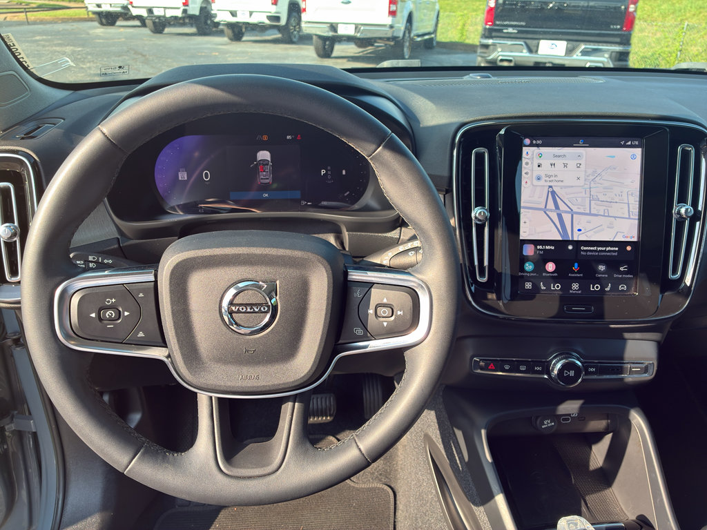 Used 2023 Volvo XC40 B4 Ultimate FWD image 12