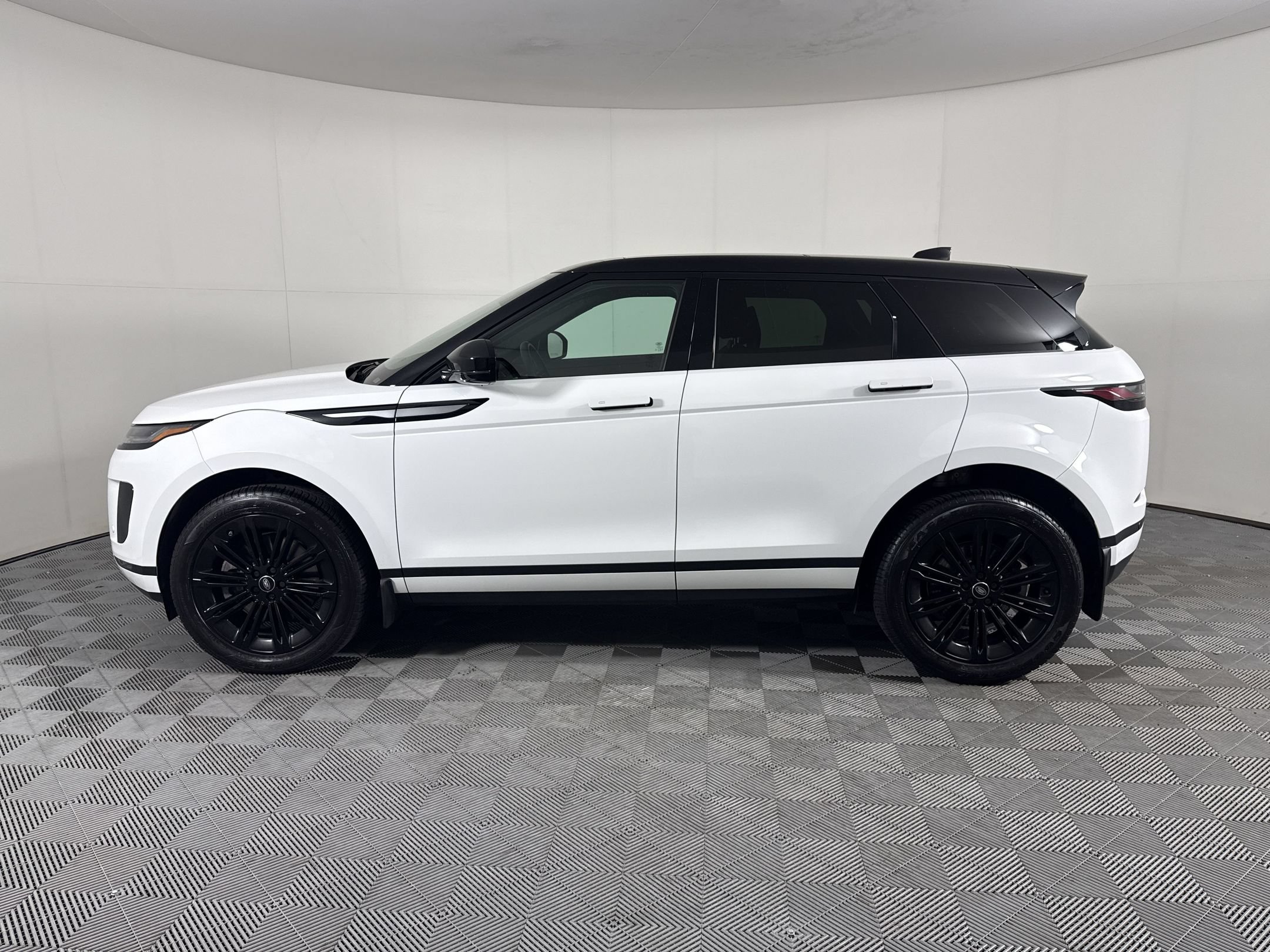 Used 2026 Land Rover Range Rover Evoque S AWD/4WD image 2