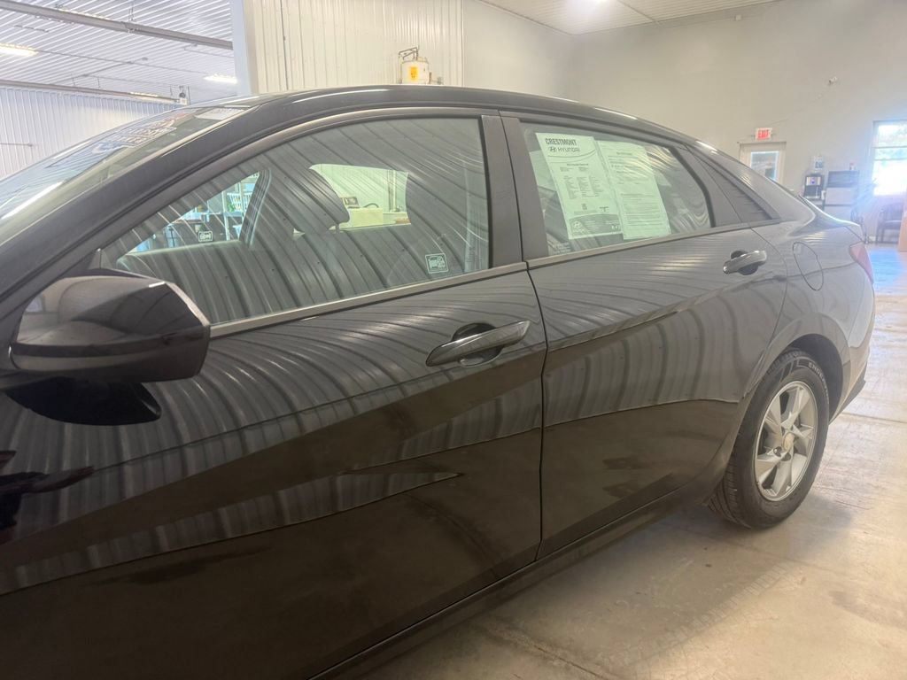Used 2022 Hyundai Elantra SE FWD image 8