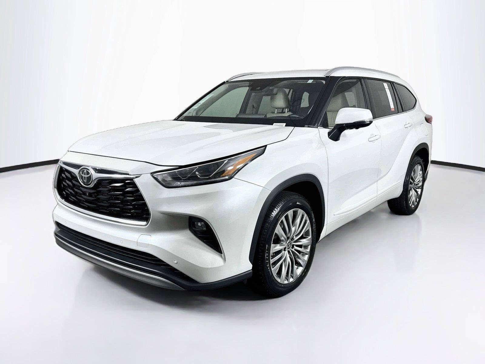 Used 2023 Toyota Highlander Platinum FWD image 2