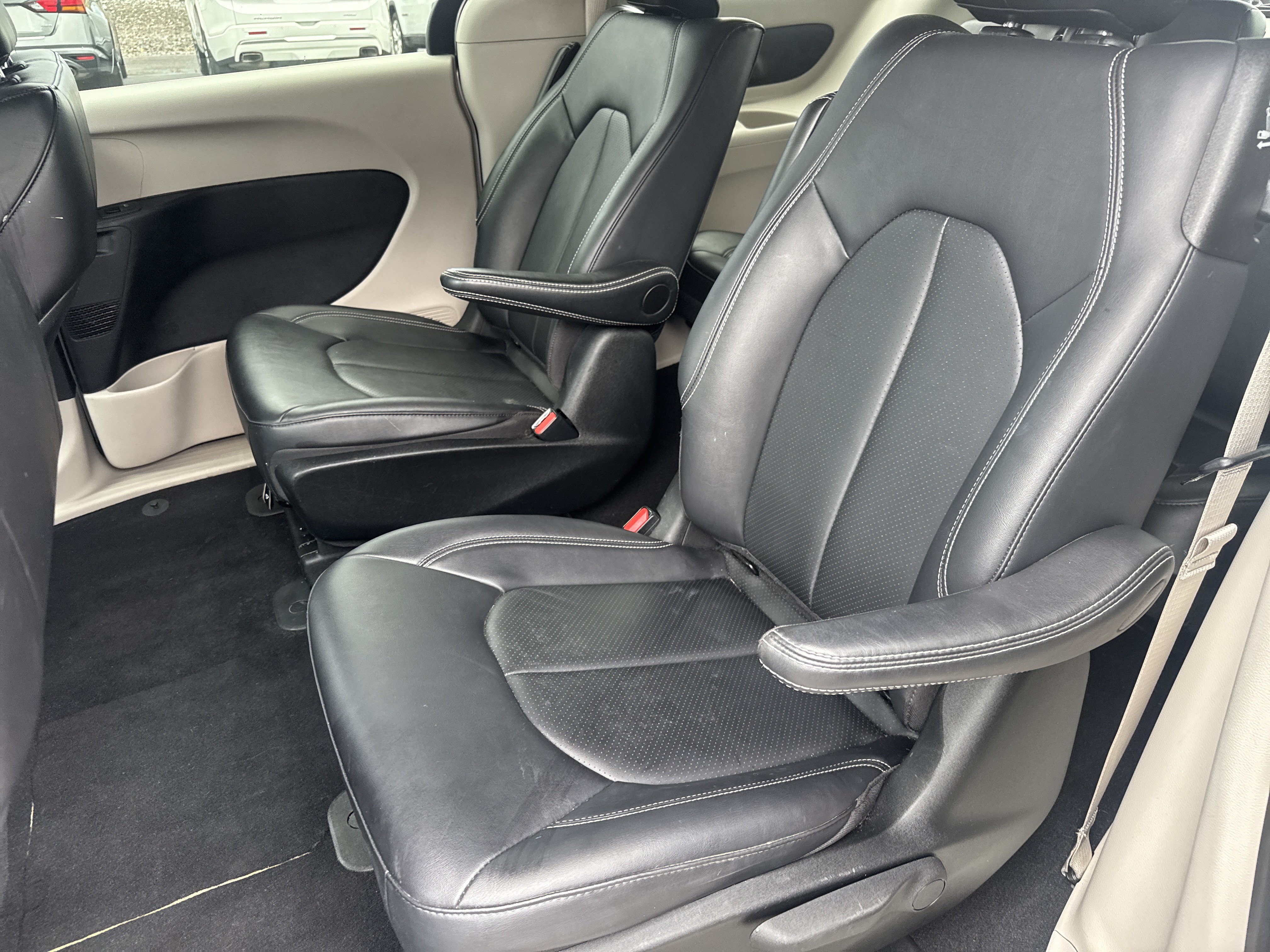 Used 2024 Chrysler Pacifica Limited FWD image 13