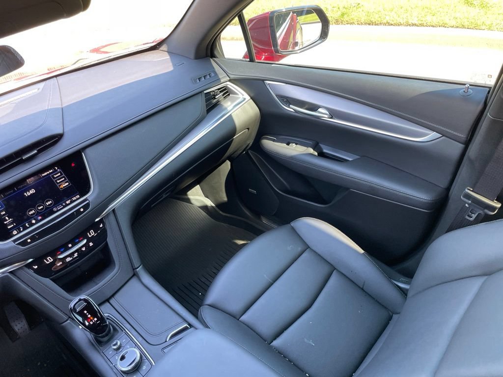 Used 2025 Cadillac XT5 Luxury w/ LPO, Red Accent Package AWD/4WD image 13
