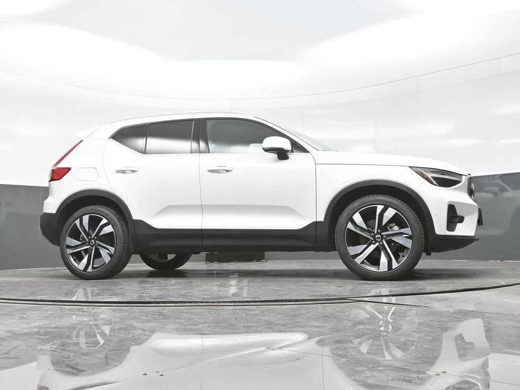 Used 2025 Volvo XC40 B5 Plus image 25