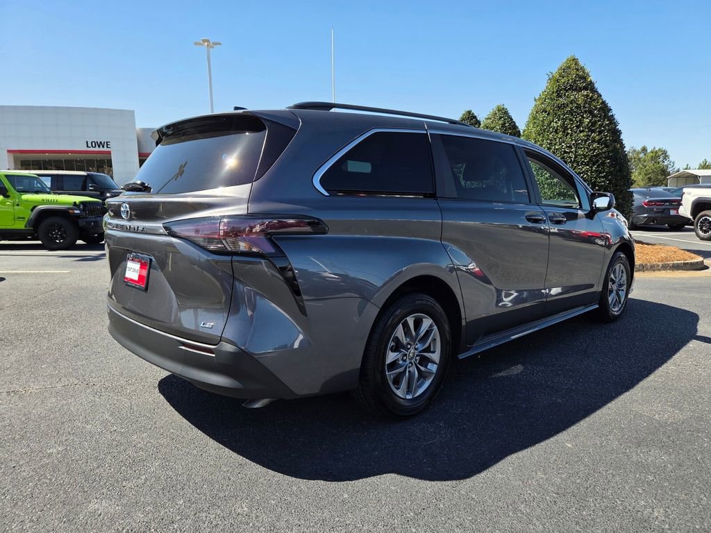 Used 2025 Toyota Sienna LE image 13