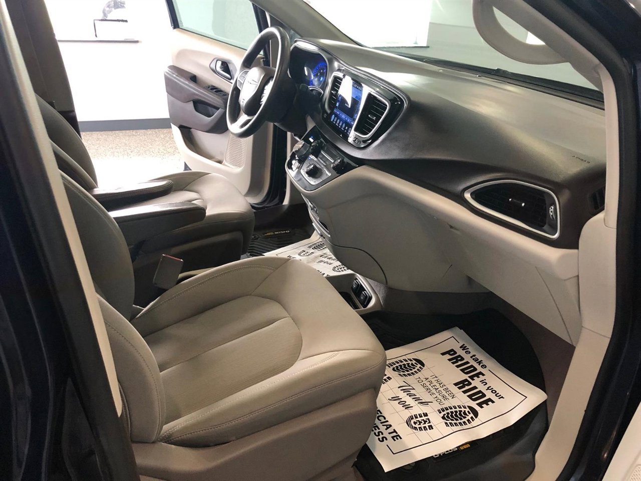 Used 2017 Chrysler Pacifica Touring w/ Tire & Wheel Group image 13