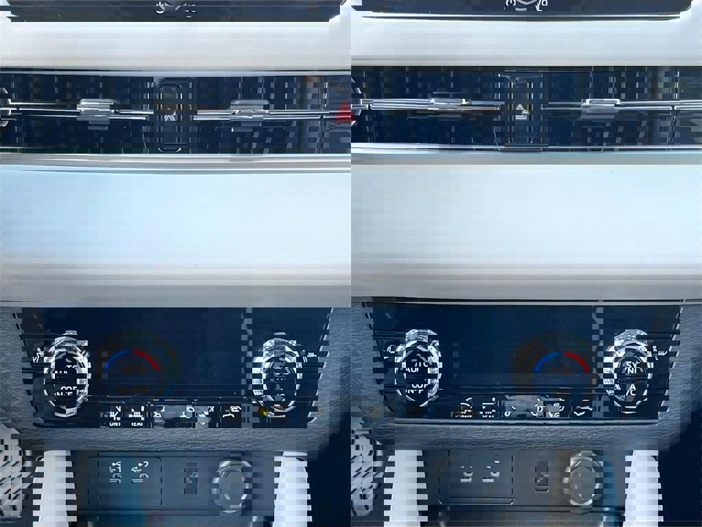 New 2025 Mitsubishi Outlander SE image 18