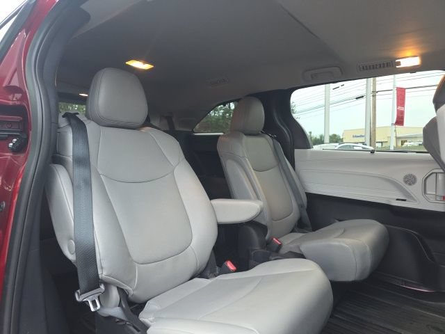 Used 2026 Toyota Sienna XLE FWD image 13