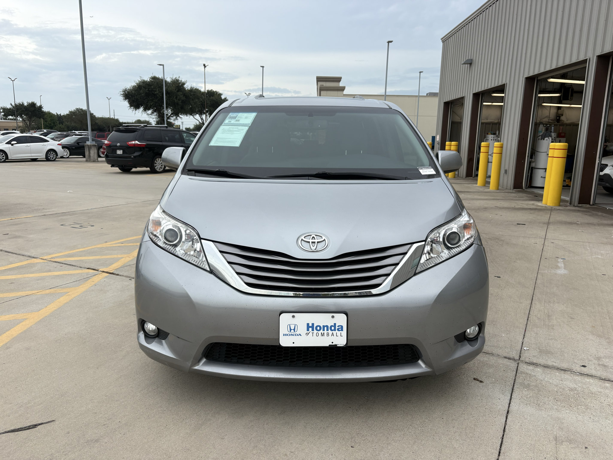 Used 2017 Toyota Sienna XLE FWD image 3