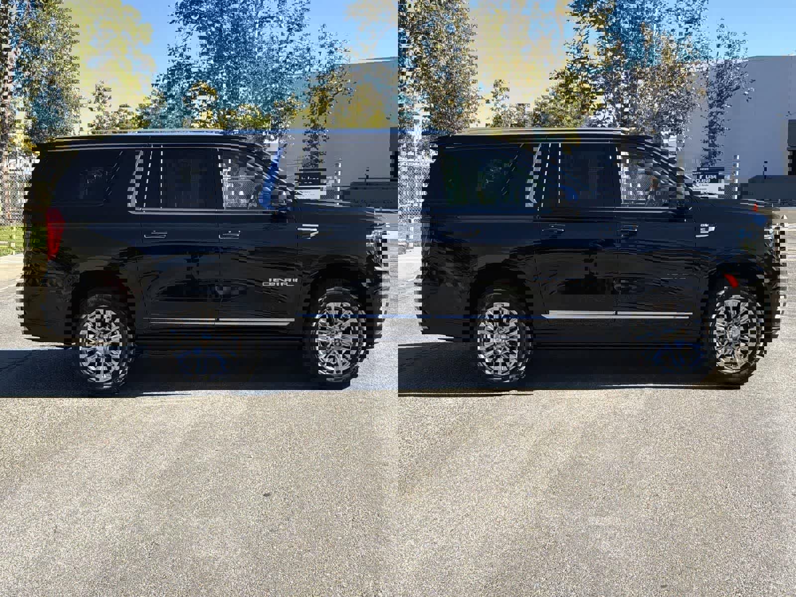 Used 2023 GMC Yukon XL Denali image 3