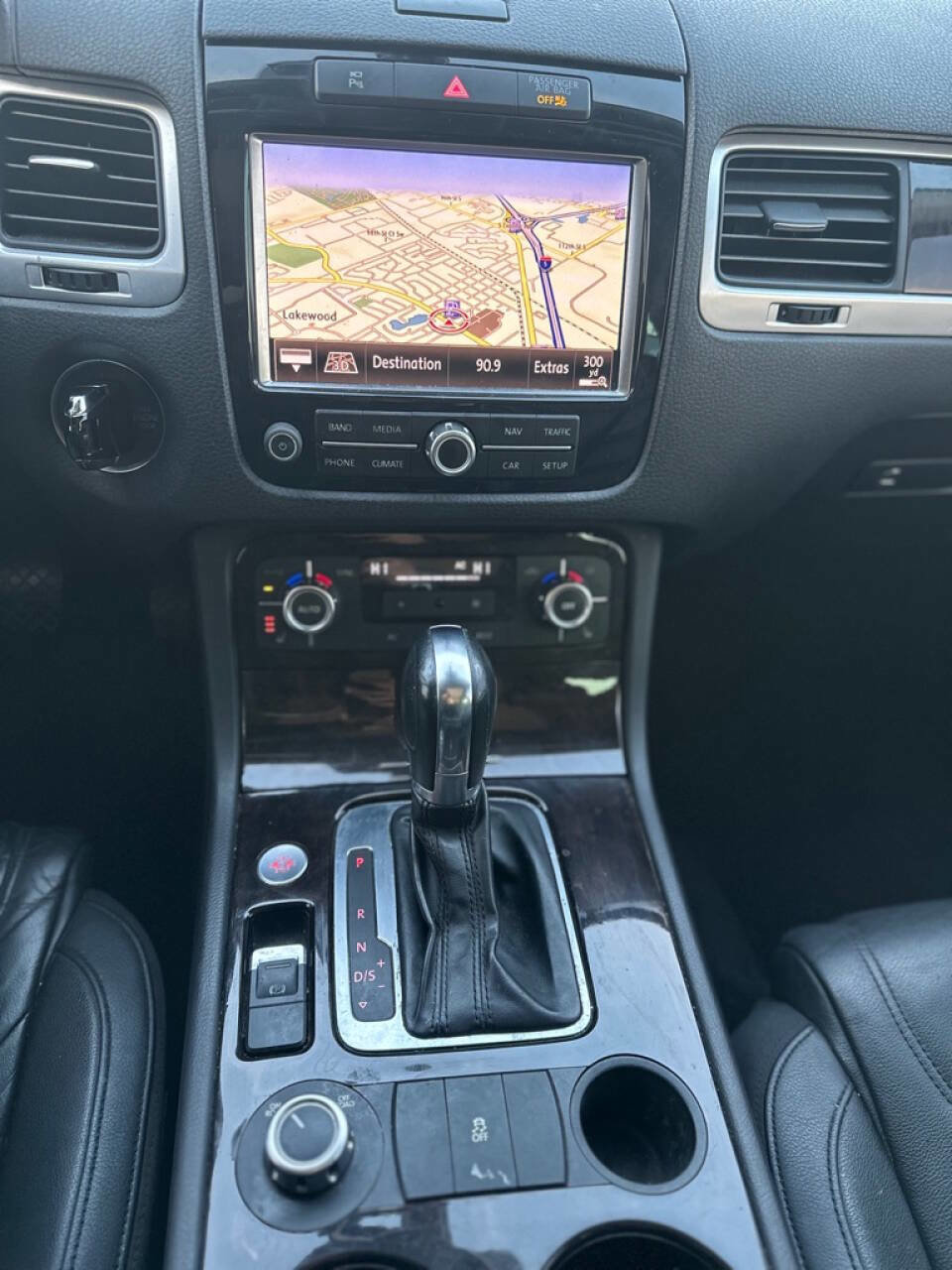 Used 2013 Volkswagen Touareg Sport image 15