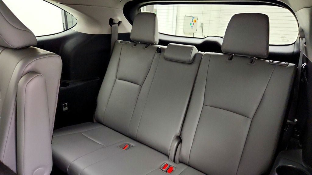 Used 2020 Toyota Highlander XLE FWD image 21