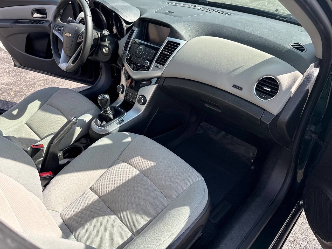 Used 2014 Chevrolet Cruze LT w/ Technology Package image 19