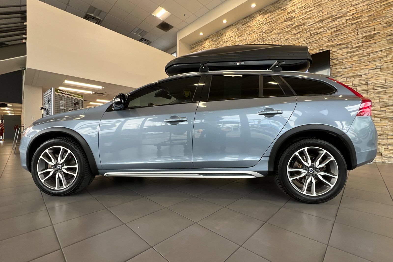 Used 2018 Volvo V60 T5 Cross Country AWD/4WD image 2
