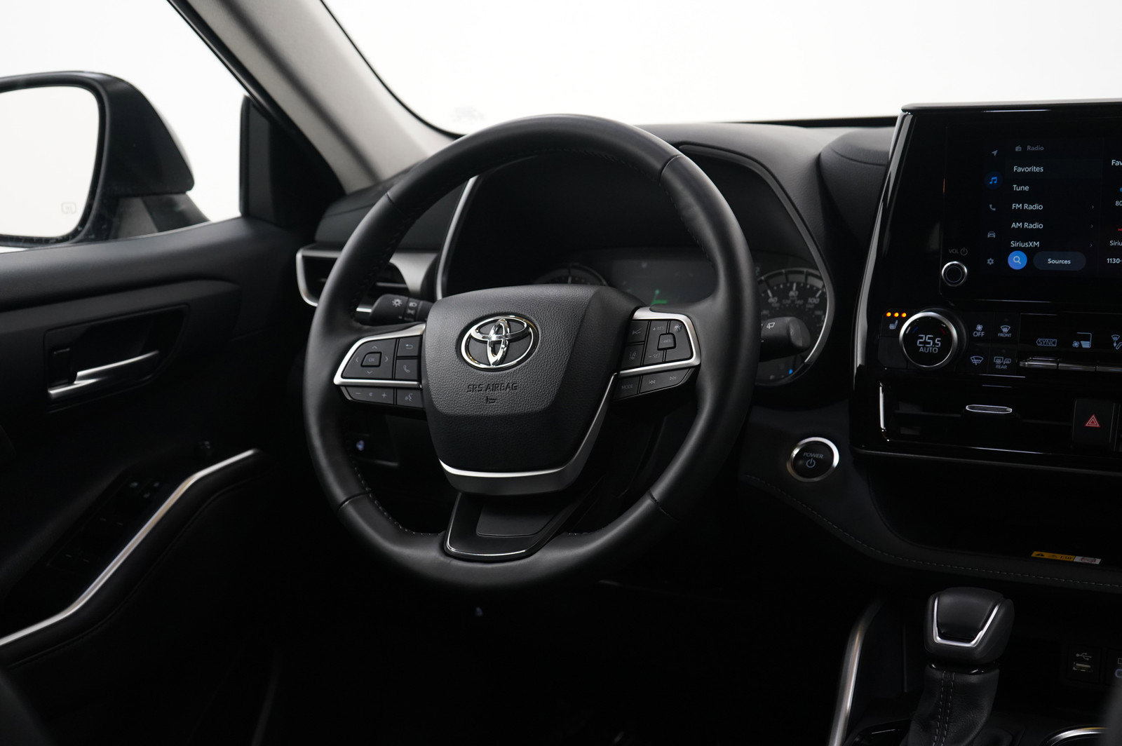 Used 2024 Toyota Highlander XLE image 12