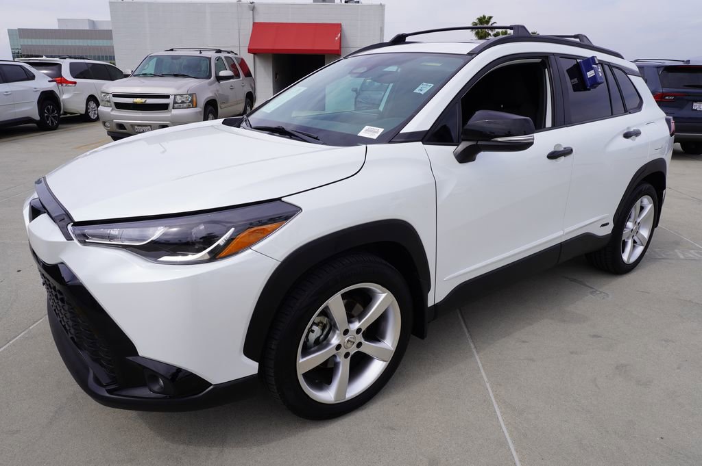 Used 2024 Toyota Corolla Cross SE w/ Moonroof Package image 3