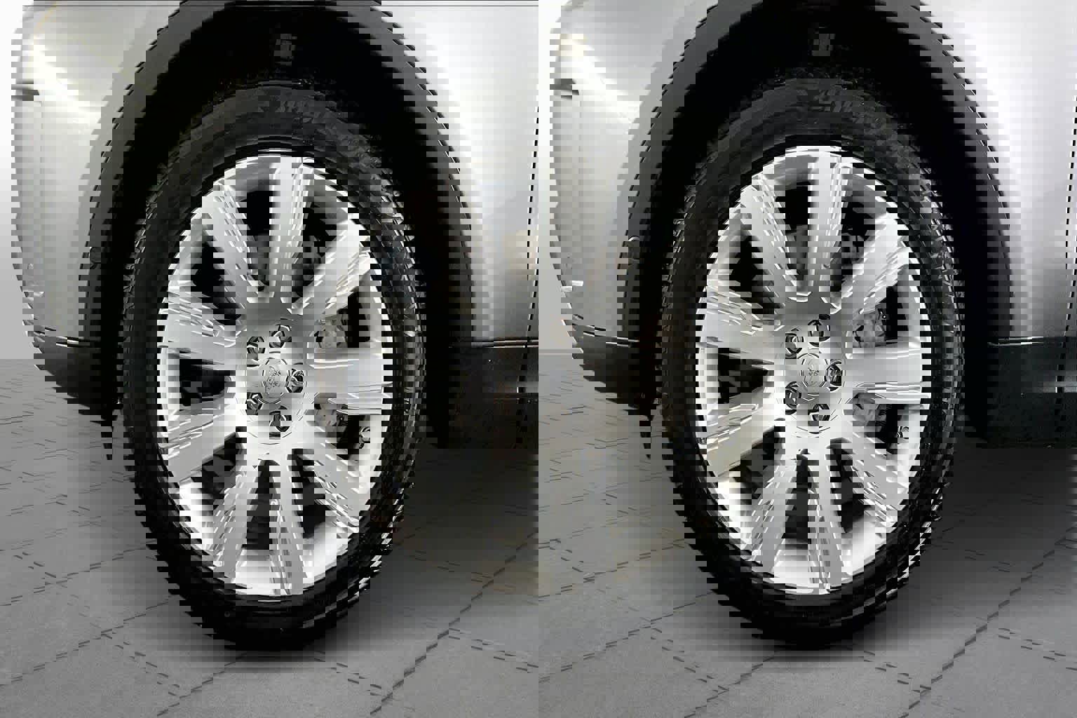 Used 2020 Land Rover Discovery HSE image 11