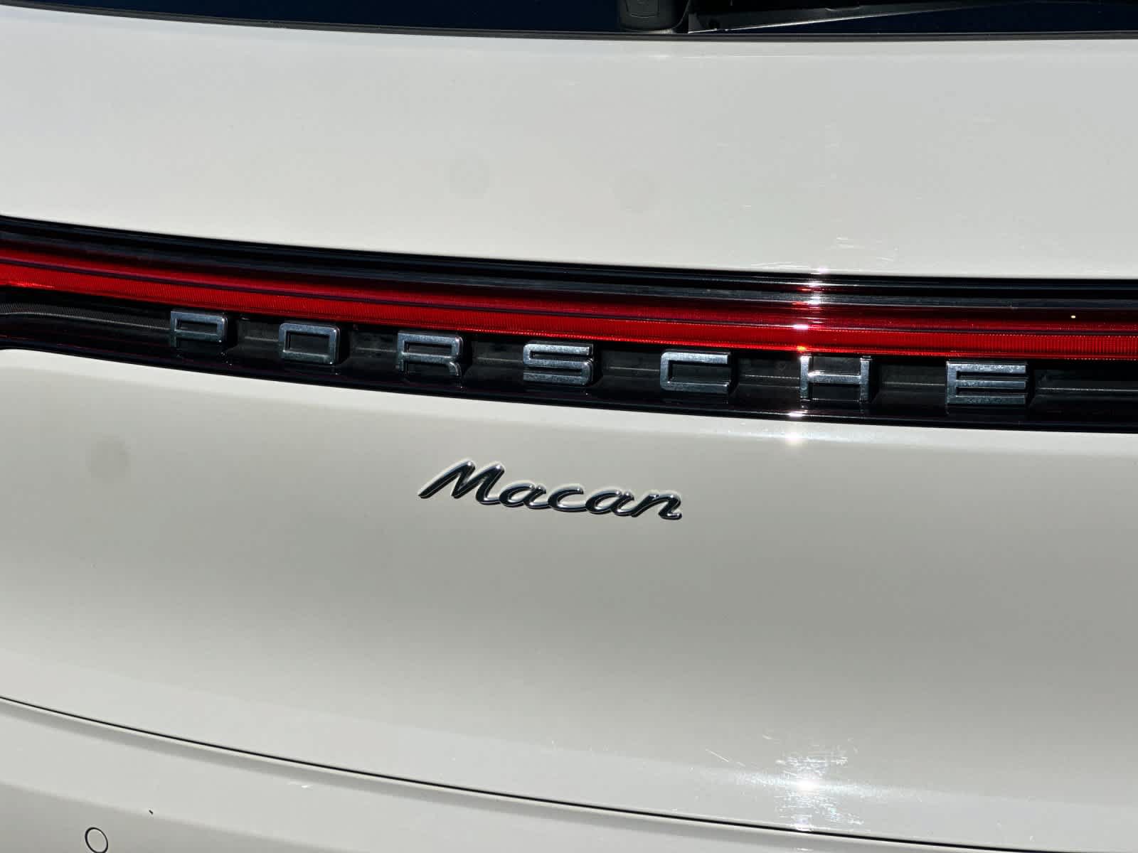 Certified 2025 Porsche Macan AWD/4WD image 31