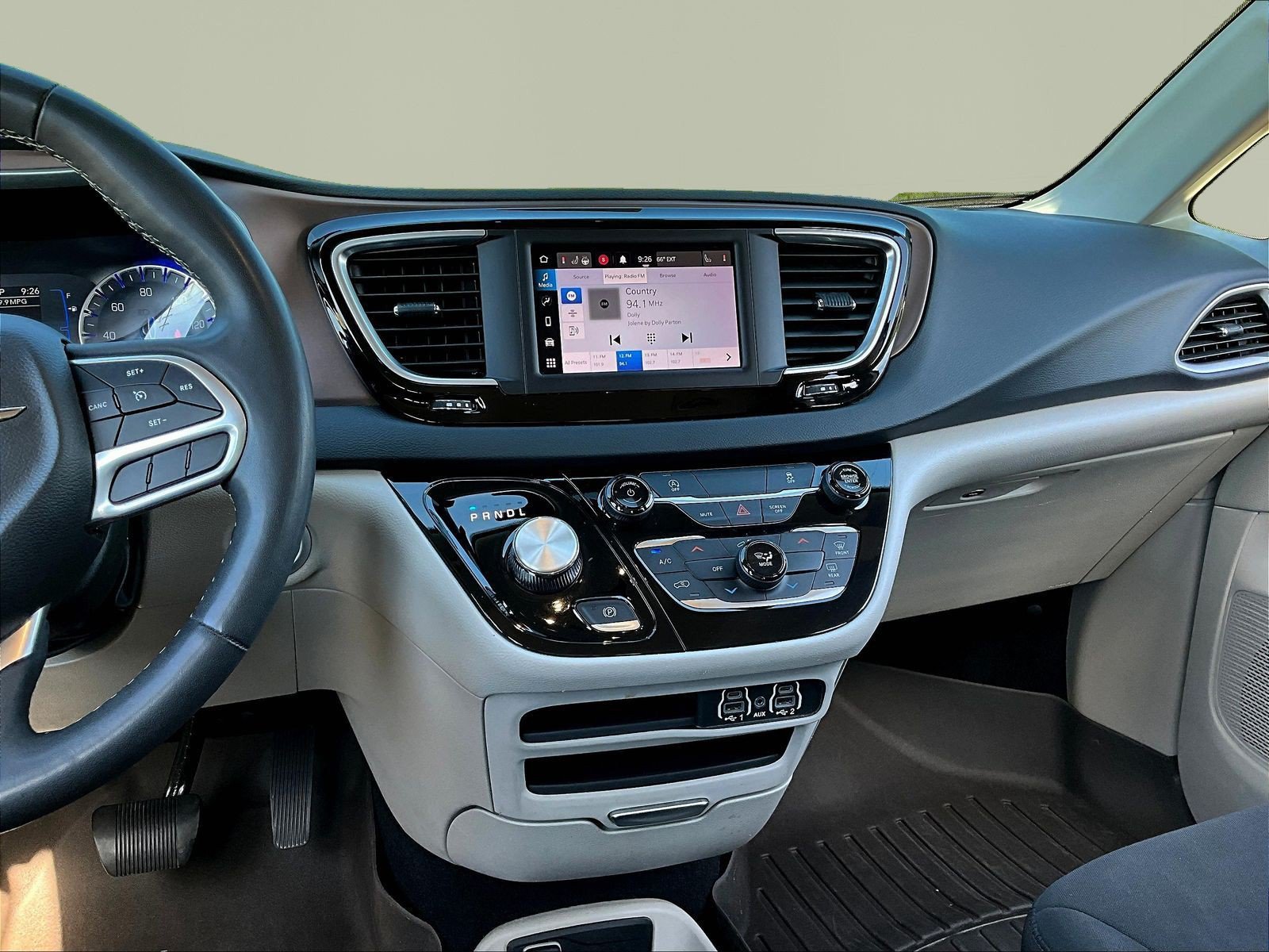Used 2023 Chrysler Voyager LX FWD image 9