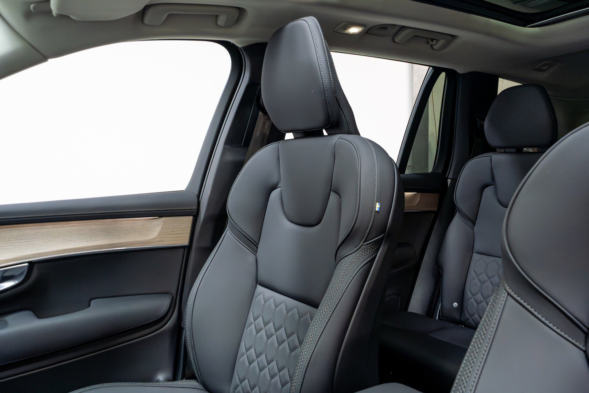 Used 2025 Volvo XC90 B6 Plus image 12