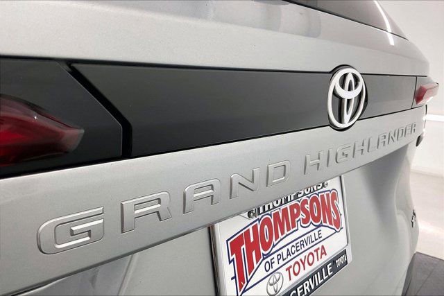 Used 2025 Toyota Grand Highlander AWD image 32