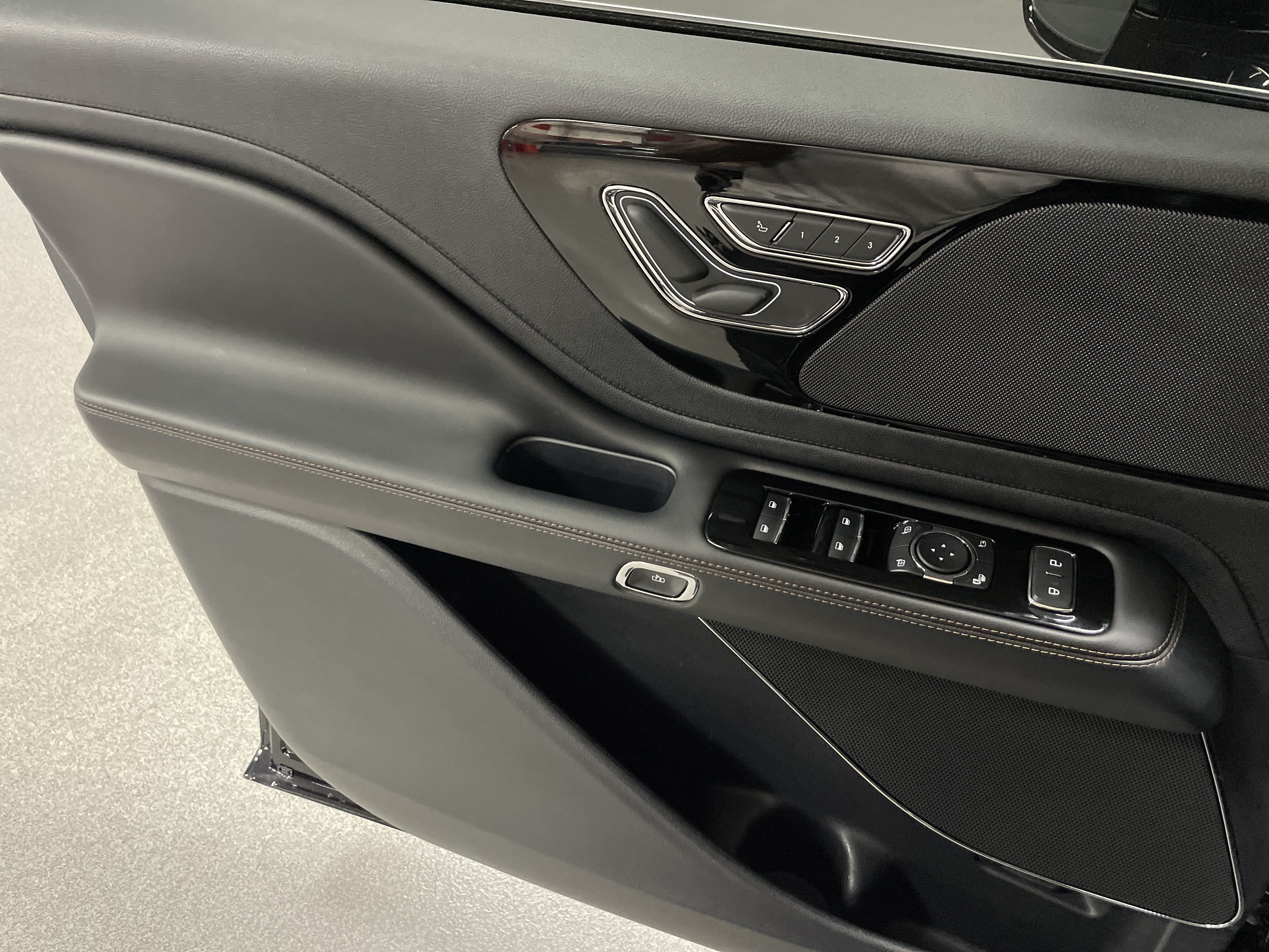 Used 2025 Lincoln Aviator 2WD image 14