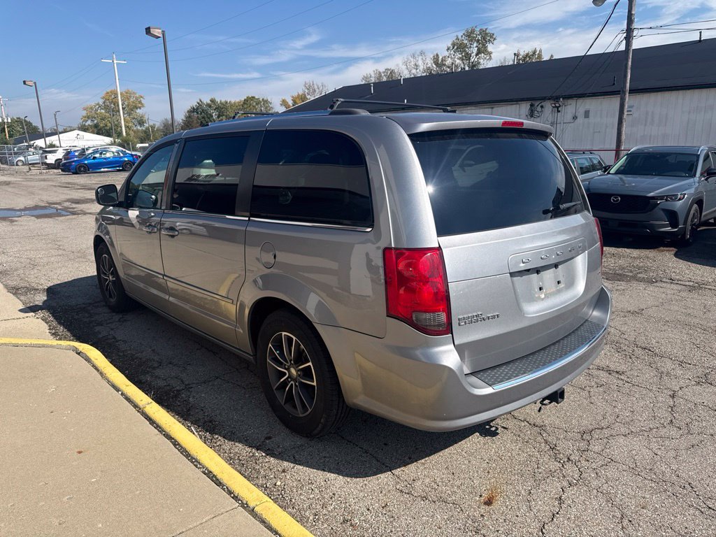 Used 2016 Dodge Grand Caravan SXT FWD image 3