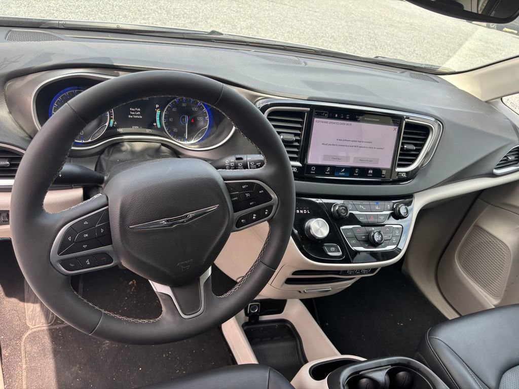 Used 2024 Chrysler Pacifica Touring-L FWD image 10