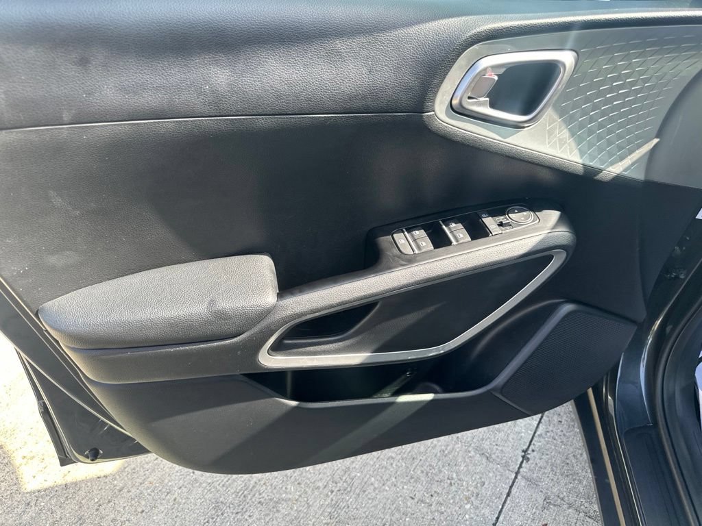 Used 2025 Kia Soul LX w/ LX Technology Package FWD image 23