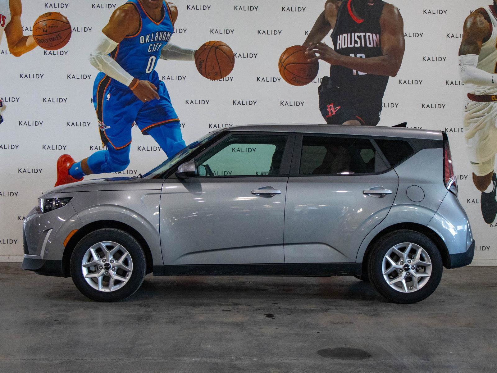 Used 2025 Kia Soul LX w/ LX Technology Package FWD image 16