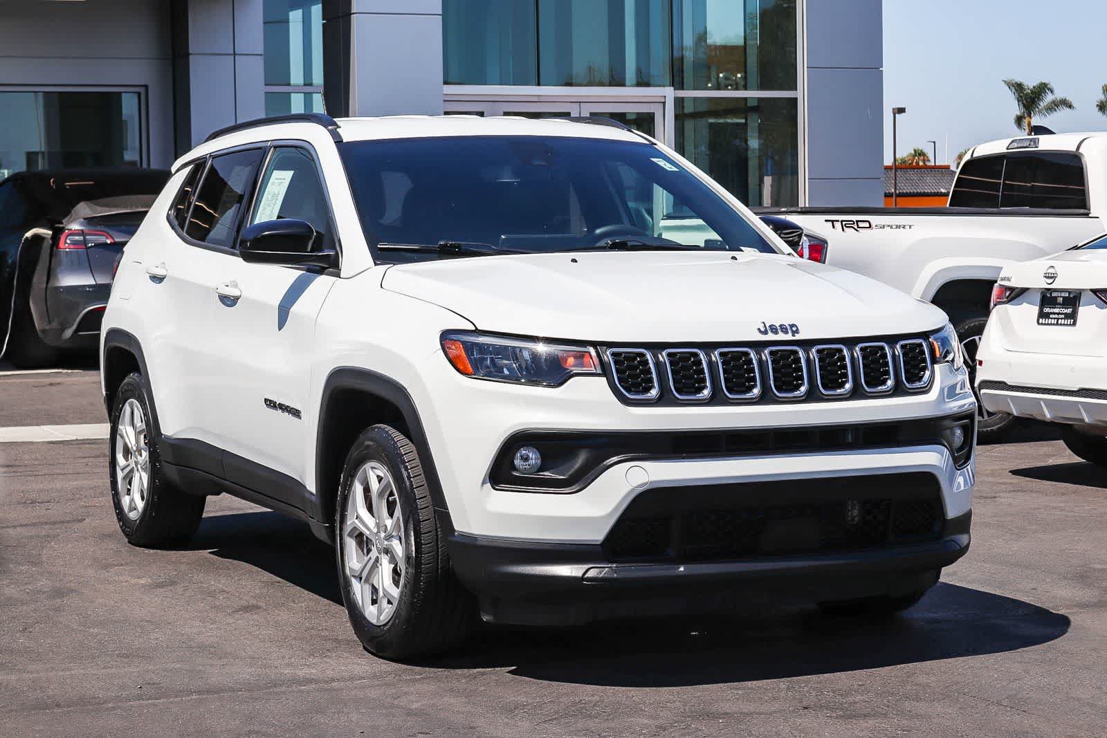 Used 2024 Jeep Compass Latitude AWD/4WD image 3